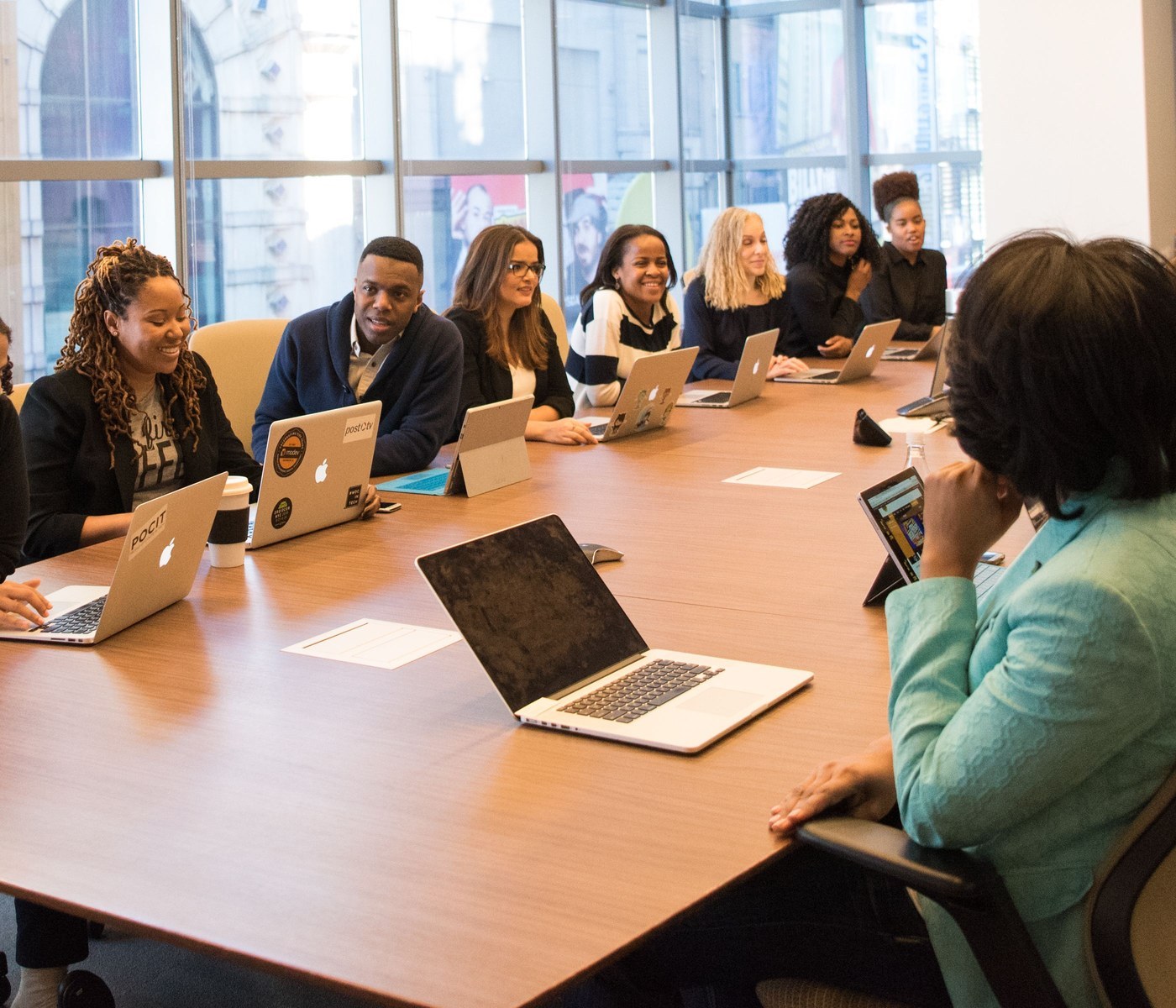 Equipo profesional revisando información y estrategia en una reunión